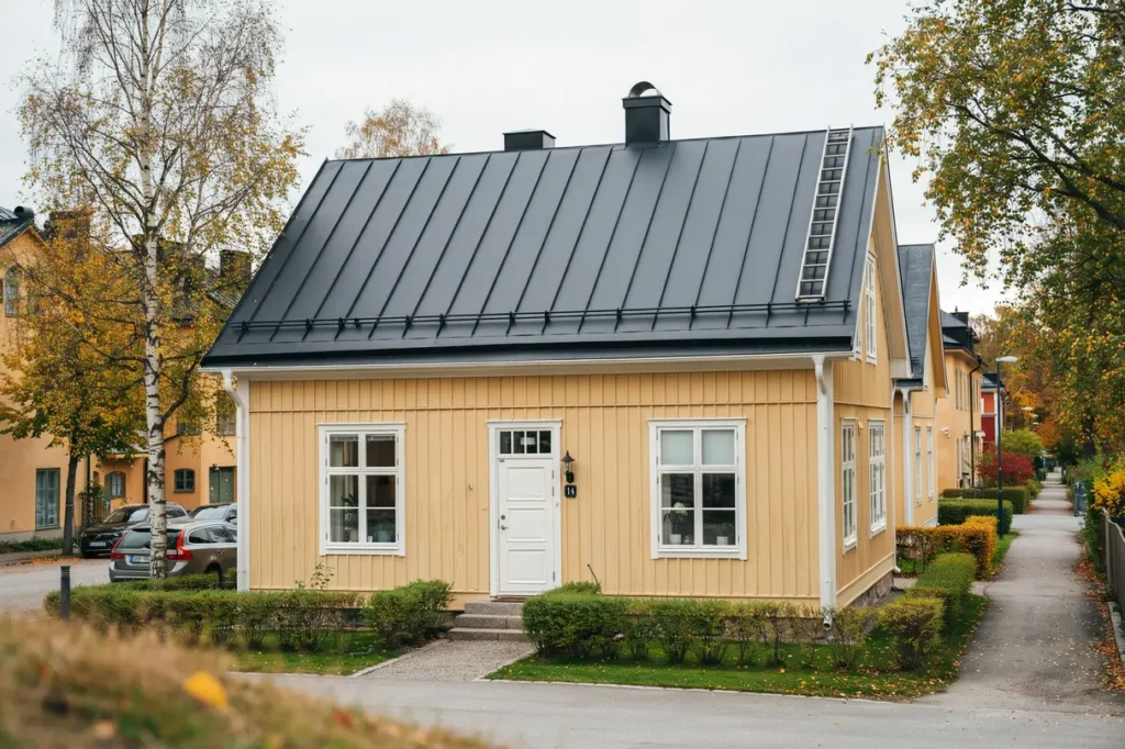 montering av sn rasskydd och takstege p villa i klosterg rden